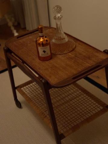 Vintage bijzettafel beschikbaar voor biedingen