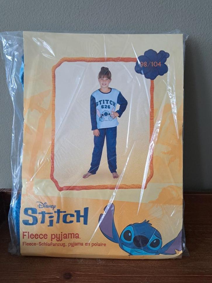 Disney Stitch Fleece Pyjama – Maat 98/104 - Nieuw, Kinderen en Baby's, Kinderkleding | Maat 104, Nieuw, Jongen of Meisje, Nacht- of Onderkleding
