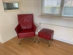 Design fauteuil met hocker ,, rood. , kleine slijtage, Huis en Inrichting, 75 tot 100 cm, Gebruikt, Leer, 75 tot 100 cm