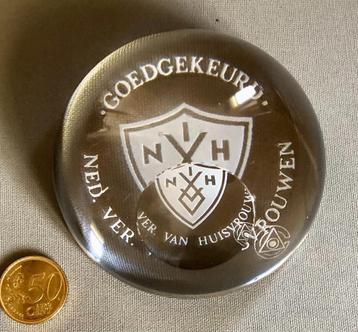 Vintage Presse Papier Nederlandse Vereniging van Huisvrouwen beschikbaar voor biedingen