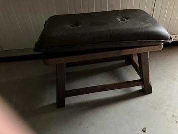Houten bankje / voetenbankje beschikbaar voor biedingen