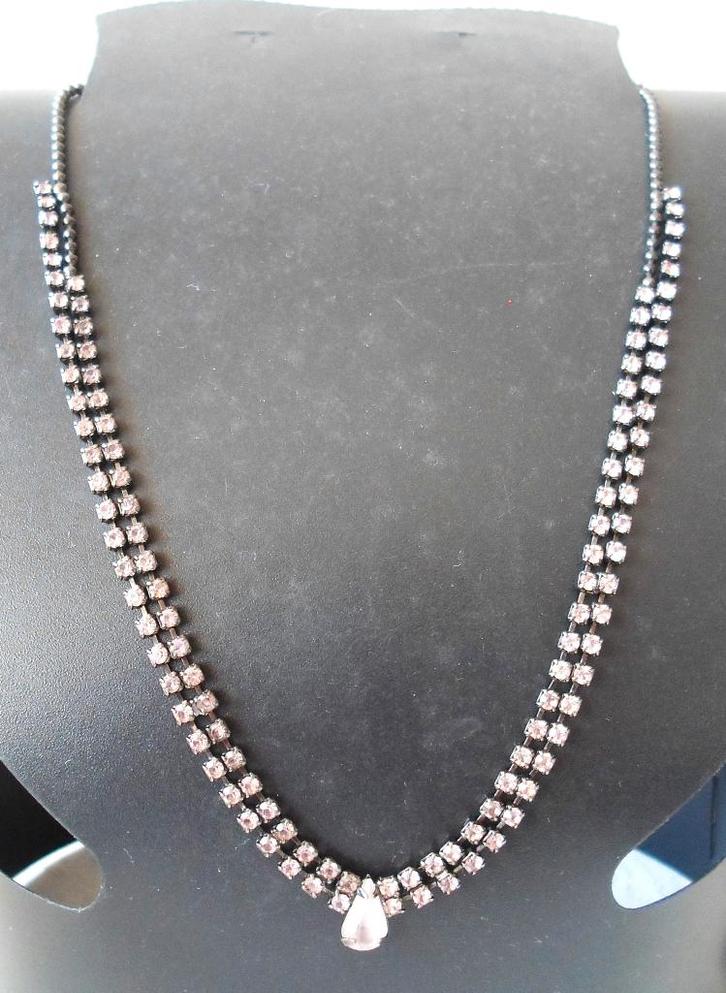 AVON Ketting met roze strass steentjes., Sieraden, Tassen en Uiterlijk, Kettingen, Nieuw, Overige materialen, Zilver, Ophalen of Verzenden