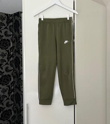 Nike wat dikkere groene sport trainings broek; mt 146-158 cm beschikbaar voor biedingen