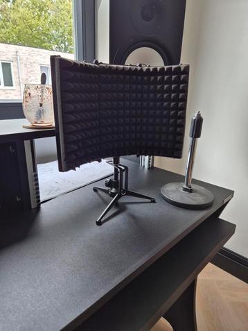 2x bureau microfoonstandaard met reflectiefilter. beschikbaar voor biedingen