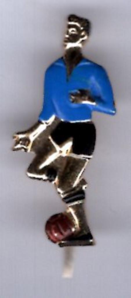 Voetballer koperkleurig speldje ( Y_034a ), Verzamelen, Speldjes, Pins en Buttons, Zo goed als nieuw, Speldje of Pin, Sport, Verzenden