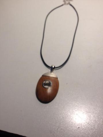 ketting met hanger van hout en zilver beschikbaar voor biedingen