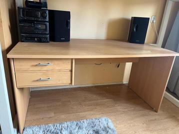 Houten Bureau beschikbaar voor biedingen
