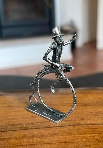 Miniatuur op fiets beschikbaar voor biedingen