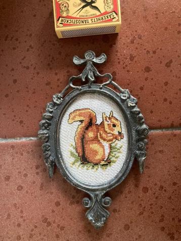 Geborduurd Eekhoorntje in medallion metaal kitsch lijstje beschikbaar voor biedingen