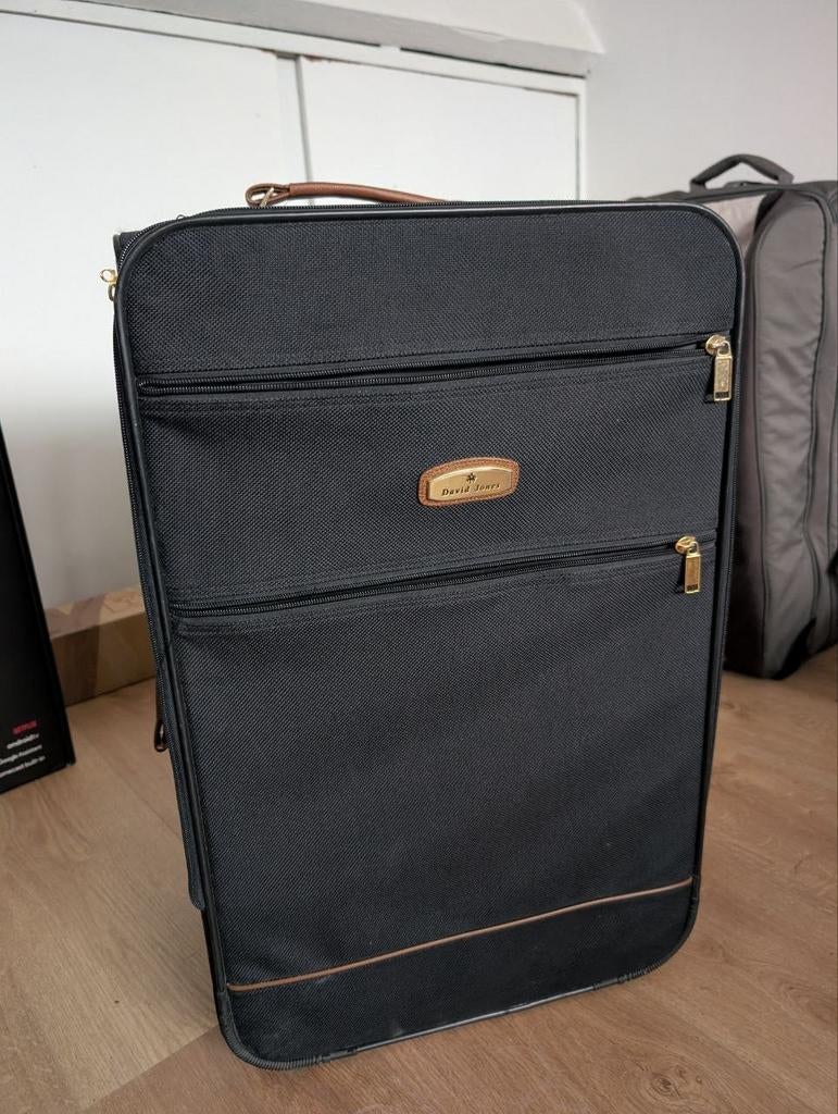 David Jones Zwarte Rolkoffer - Duurzaam & Veelzijdig, Sieraden, Tassen en Uiterlijk, Koffers, Ophalen, Wieltjes, Gebruikt, 50 tot 60 cm