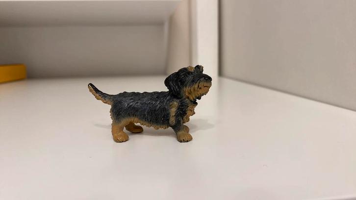 Schleich Ruwhaar Teckel ~ 16317 10b, Verzamelen, Dierenverzamelingen, Beeldje of Figuurtje, Hond of Kat, Ophalen of Verzenden