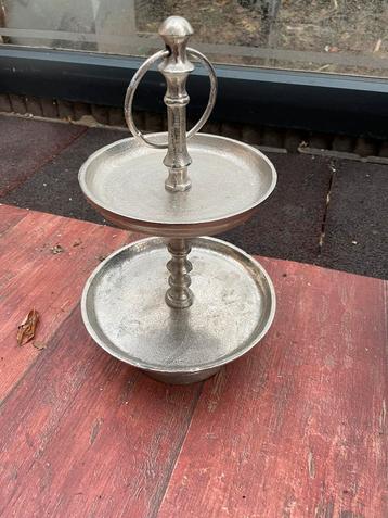 Etageres zilver kleurig beschikbaar voor biedingen