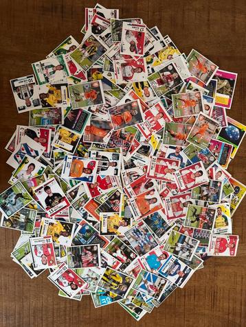 Grote stapel voetbalstickers beschikbaar voor biedingen