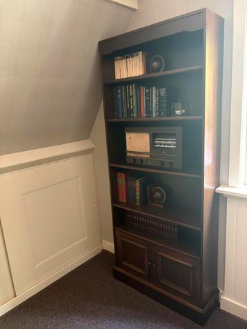 Mooie oude houten Boekenkast beschikbaar voor biedingen