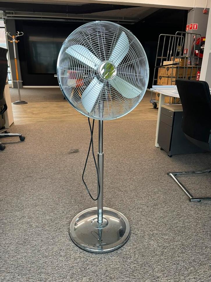 Ventilator staand merk KOENIC, Witgoed en Apparatuur, Ventilatoren, Zo goed als nieuw, Statiefventilator, Ophalen