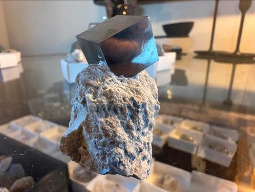Super mooie pyriet kubus op matrix uit Navajún, Verzamelen, Mineralen en Fossielen, Mineraal, Ophalen of Verzenden