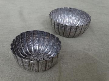 Twee gelijke zilveren kommen met ribben, oosters zilver beschikbaar voor biedingen