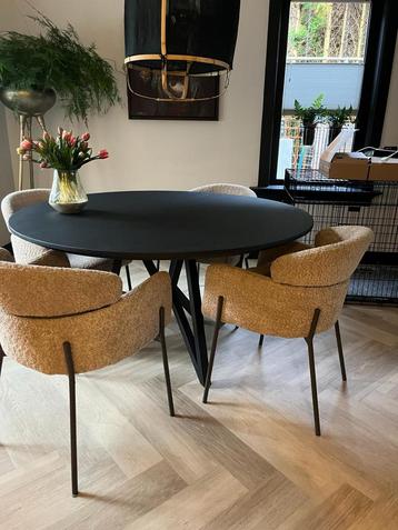 Ronde zwart eiken eettafel, 140cm met vlinder onderstel