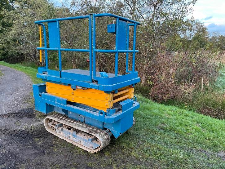 Rups schaarhoogwerker te huur!, Zakelijke goederen, Machines en Bouw | Liften, Steigers en Ladders, Ophalen of Verzenden