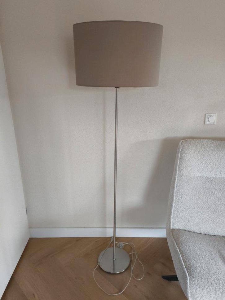 Stijlvolle Vloerlamp, Huis en Inrichting, Lampen | Vloerlampen, Zo goed als nieuw, 150 tot 200 cm, Metaal, Stof, Ophalen