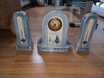 Klassiek mantelklokstel beschikbaar voor biedingen