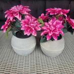 2 grijze bloempotten met kunstbloemen, Huis en Inrichting, Woonaccessoires | Kunstplanten en Kunstbloemen, Ophalen of Verzenden