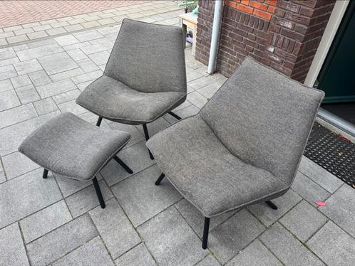 Twee design fauteuils met voetenbankje van Cartel Living, Huis en Inrichting, Fauteuils, Zo goed als nieuw, Stof, 75 tot 100 cm