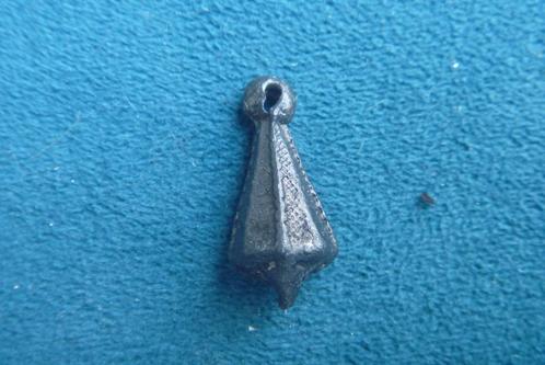 Bodemvondst. Laat middeleeuwse hanger van tin. 25mm lang, Antiek en Kunst, Antiek | Tin, Ophalen of Verzenden