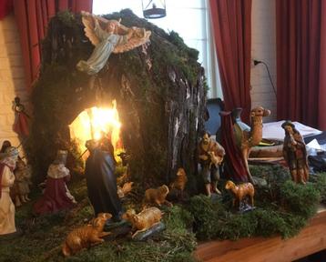Kerststal/grot met beeldengroep beschikbaar voor biedingen