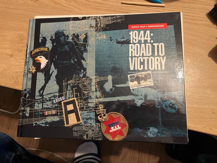 WW2 Boek + Postzegels - Compleet!, Boeken, Oorlog en Militair, Gelezen, Algemeen, Tweede Wereldoorlog, Ophalen of Verzenden