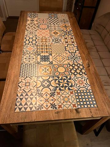Eetkamertafel, met ingelegde tegels. 180x90x77 lxbxh beschikbaar voor biedingen