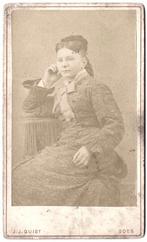 CDV dun karton - Vrouw Jurk Stoel - Foto Quist Goes, Gebruikt, Foto, Ophalen of Verzenden, Voor 1940