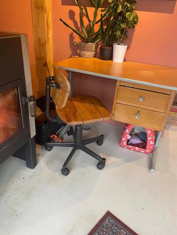 Vintage bureau  beschikbaar voor biedingen