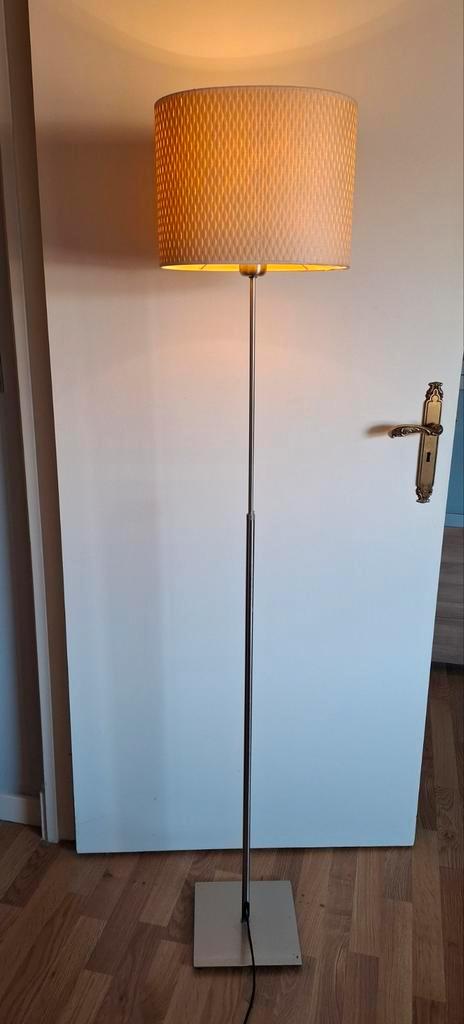 Vloerlamp/staande lamp met kap. Ikea. Tot max160 cm. E27., Huis en Inrichting, Lampen | Vloerlampen, Gebruikt, Kunststof, Metaal