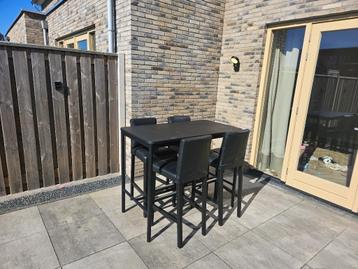 Barkruk met tafel beschikbaar voor biedingen