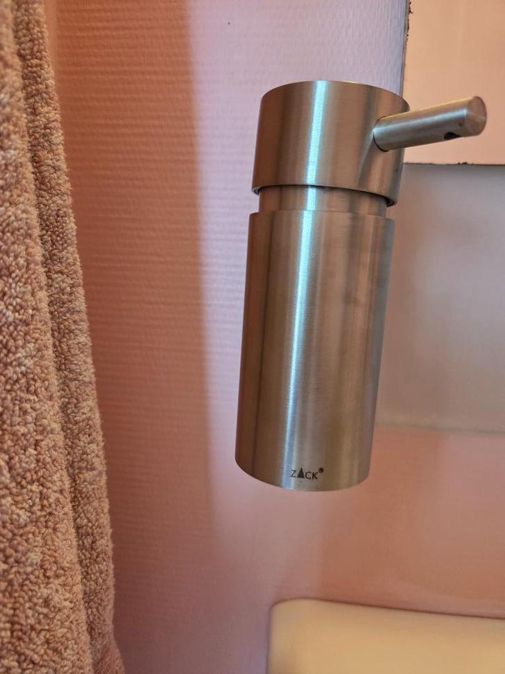 zeepdispenser Zack RVS, Huis en Inrichting, Badkamer | Badtextiel en Accessoires, Nieuw, Ophalen