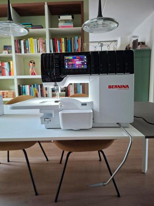 Bernina L890 Overlock & Coverstitch naaimachine., Hobby en Vrije tijd, Naaimachines en Toebehoren, Zo goed als nieuw, Bernina
