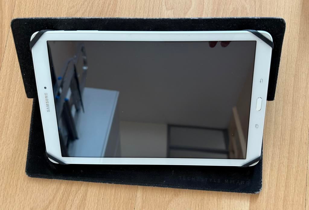 Samsung sm-t560 + hoes MOET ZSM WEG, Ophalen, Zo goed als nieuw, 10 inch, 32 GB