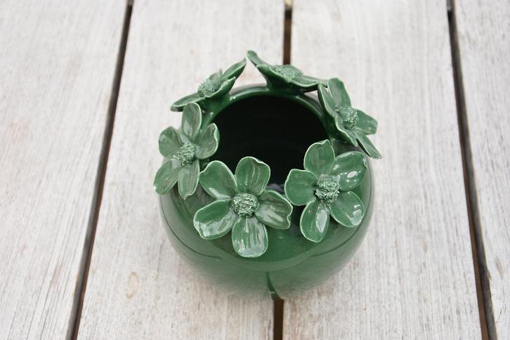 Groen bloemenvaas - Jolie, Huis en Inrichting, Woonaccessoires | Vazen, Gebruikt, Groen, Minder dan 50 cm, Aardewerk of Porselein