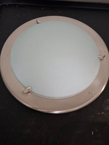 Plafondlamp met glazen kap beschikbaar voor biedingen