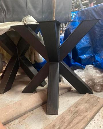 Stalen onderstel voor eettafel beschikbaar voor biedingen