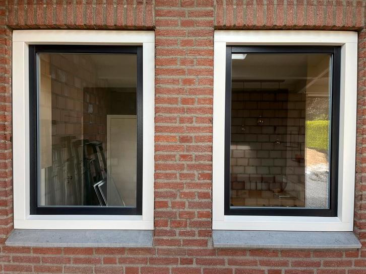 2 kunststof kozijnen blokprofiel blauw / wit met horren, Doe-het-zelf en Verbouw, Glas en Ramen, Zo goed als nieuw, Gevelraam of Ruit