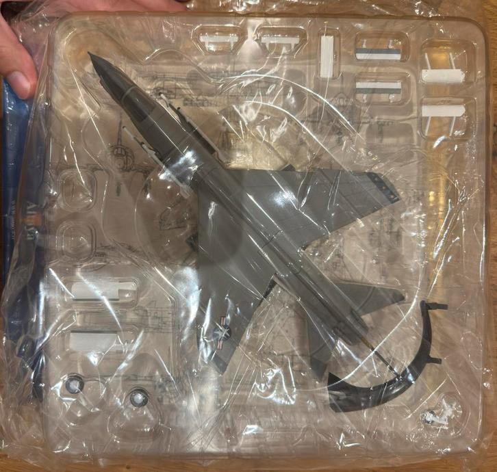 1/72 Vought F-8 Crusader diecast metaal en plastic model, Verzamelen, Luchtvaart en Vliegtuigspotten, Zo goed als nieuw, Schaalmodel