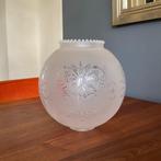 Geëtste mat glazen bol lampenkap olielamp 20 cm hoog, Antiek en Kunst, Antiek | Lampen, Ophalen of Verzenden