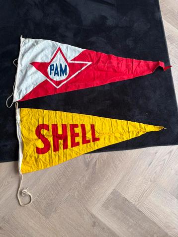 Setje van diverse vlaggen, Esso Shell Pam en meer beschikbaar voor biedingen