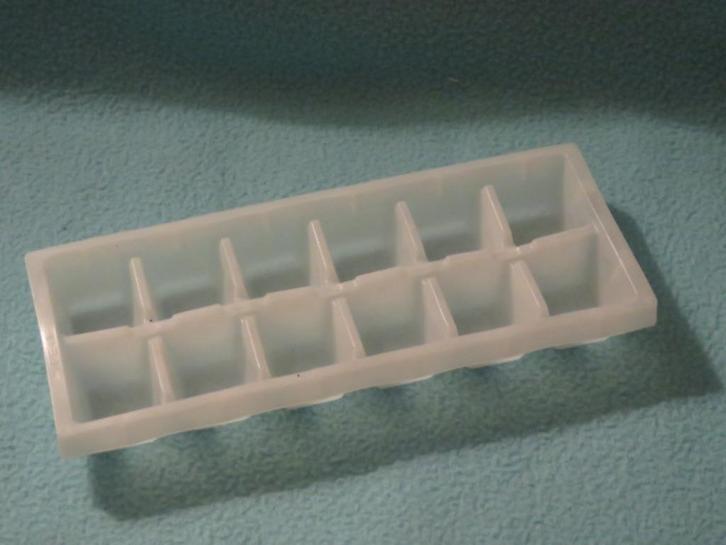 1 EURO OF GRATIS Plastic bakje om 12 ijsblokjes te maken, Huis en Inrichting, Keuken | Keukenbenodigdheden, Nieuw, Ophalen of Verzenden