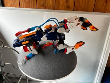 Mechanische Cyborg hand beschikbaar voor biedingen