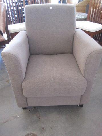 Fauteuil met beige bruine stoffering beschikbaar voor biedingen