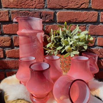 Vintage schenkkan met 6 glazen, oudroze beschikbaar voor biedingen