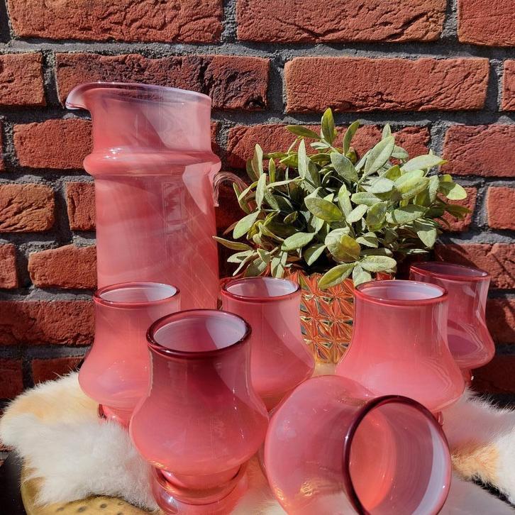 Vintage schenkkan met 6 glazen, oudroze, Antiek en Kunst, Curiosa en Brocante, Ophalen of Verzenden